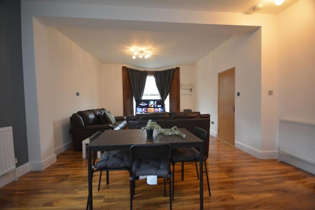 Lovely 4Bedroom Apartment Londra Esterno foto