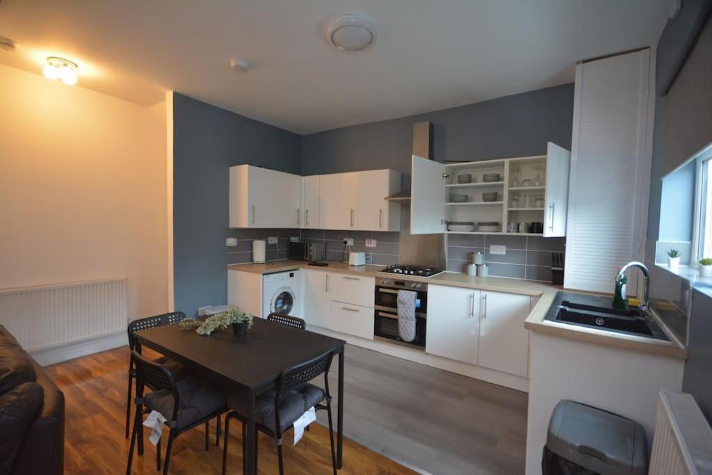 Lovely 4Bedroom Apartment Londra Esterno foto