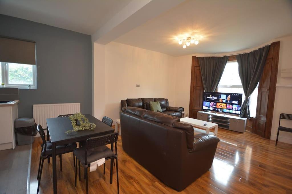 Lovely 4Bedroom Apartment Londra Esterno foto